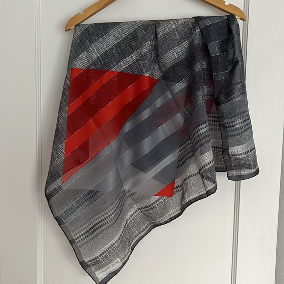 Vintage sheer Scarf signed Yvette Montagne Paris. Grey Silver Red Geometric - Picture 4 of 15